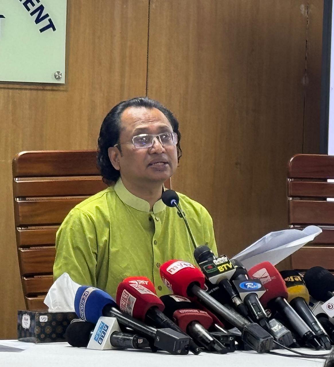 দু-একটা ককটেল ফুটিয়ে, বাসে আগুন দিয়ে সরকারের মধ্যে সংকট তৈরি করা যাবে না: প্রধানমন্ত্রীর উপদেষ্টা