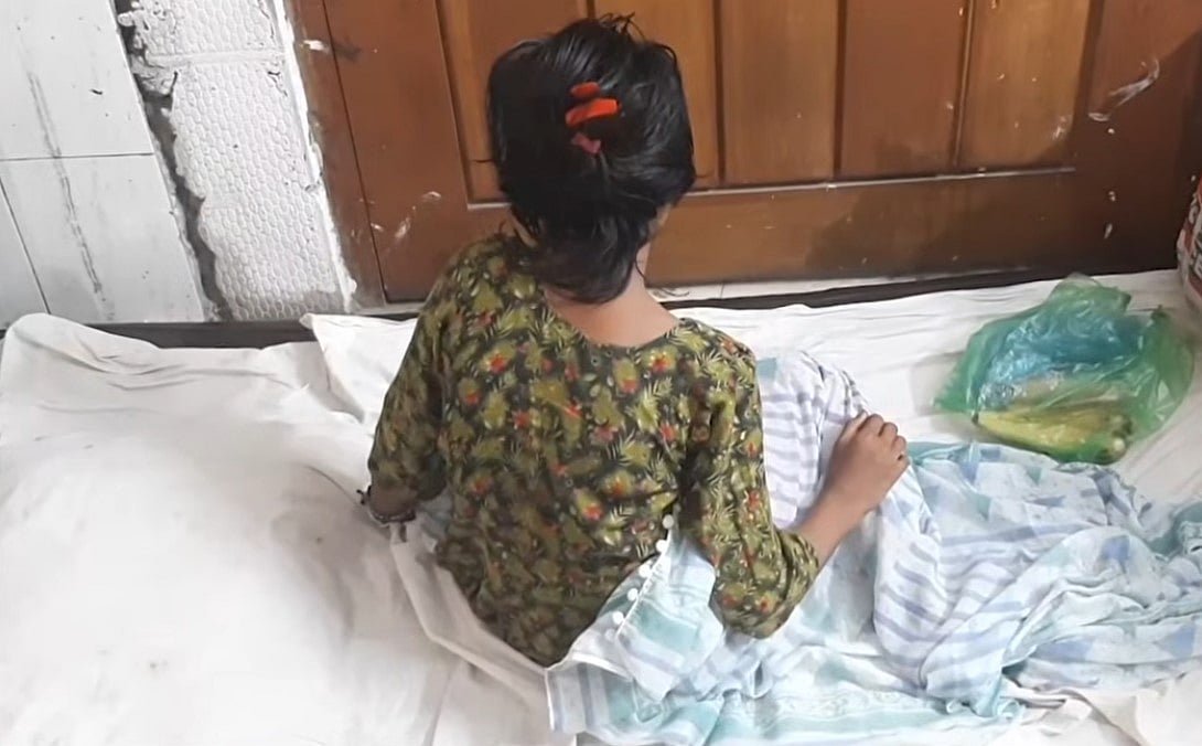 বখাটের চড়–লাথিতে দাঁত ভেঙে গেল স্কুলছাত্রীর