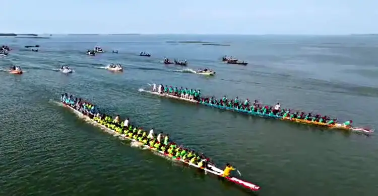 ইটনায় নৌকা বাইচে জনসমুদ্র, প্রথম পুরস্কার ‘সোনার হরিণ’