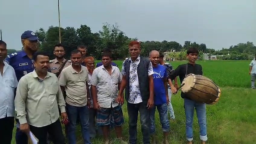 ঢাক বাজিয়ে ও লাল পতাকা টাঙিয়ে ৫৭ বছর পর জমির দখল বুঝিয়ে দিলেন আদালত