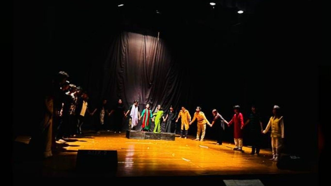 কানায় কানায় পূর্ণ শিল্পকলা একাডেমি, ফিরছে কি মঞ্চ নাটকের হারানো জৌলুস?
