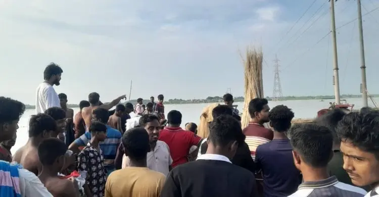 পদ্মায় ফুটবল খেলতে নেমে ভেসে গেল দুই শিশু, উদ্ধার একজন