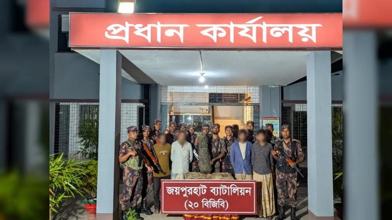 জয়পুরহাটে ৭৩ লাখ টাকার কষ্টিপাথরের মূর্তিসহ আটক ৪