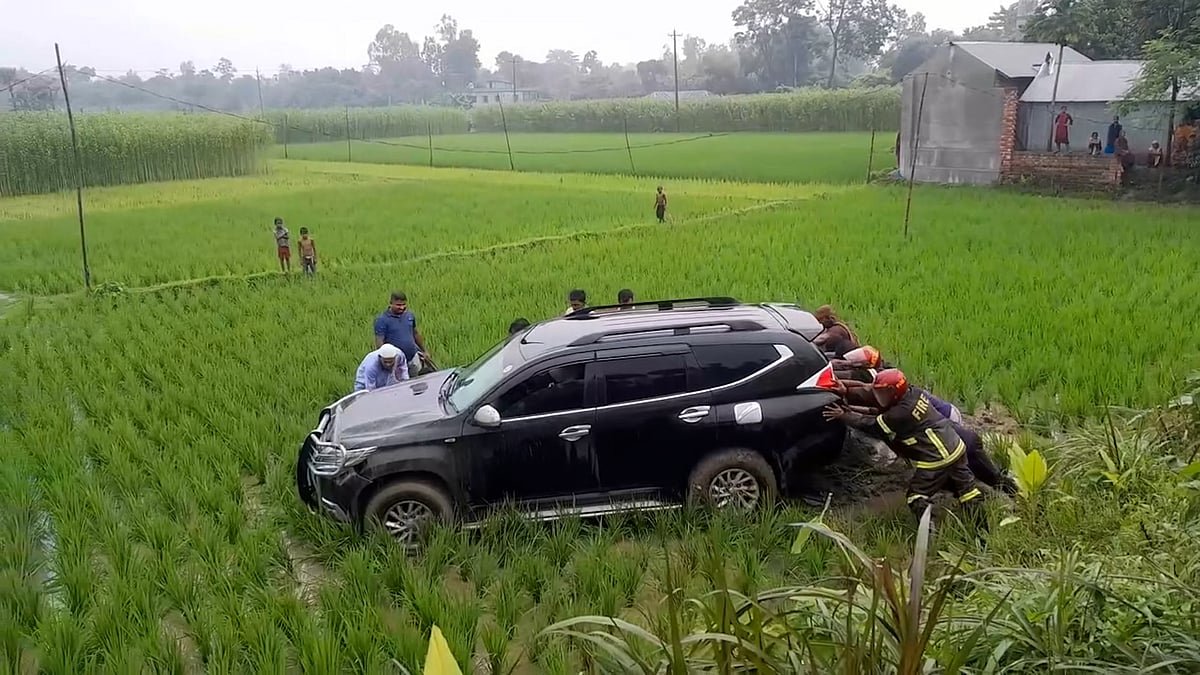 বগুড়ায় প্রতিমন্ত্রীর সরকারি গাড়ির ধাক্কায় আহত পথচারী নারী মারা গেছেন