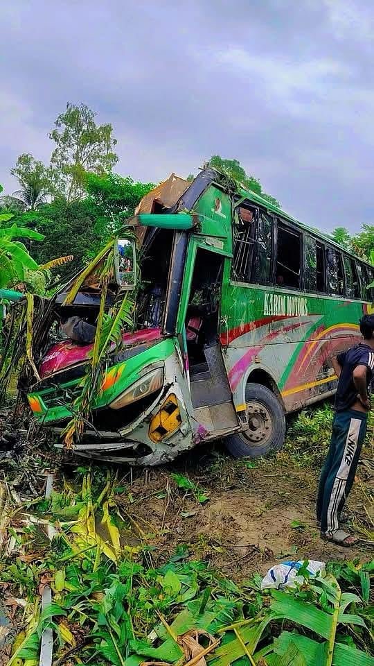 গোপালগঞ্জে বাস নিয়ন্ত্রণ হারিয়ে খাদে; নিহত ৩, আহত ২০