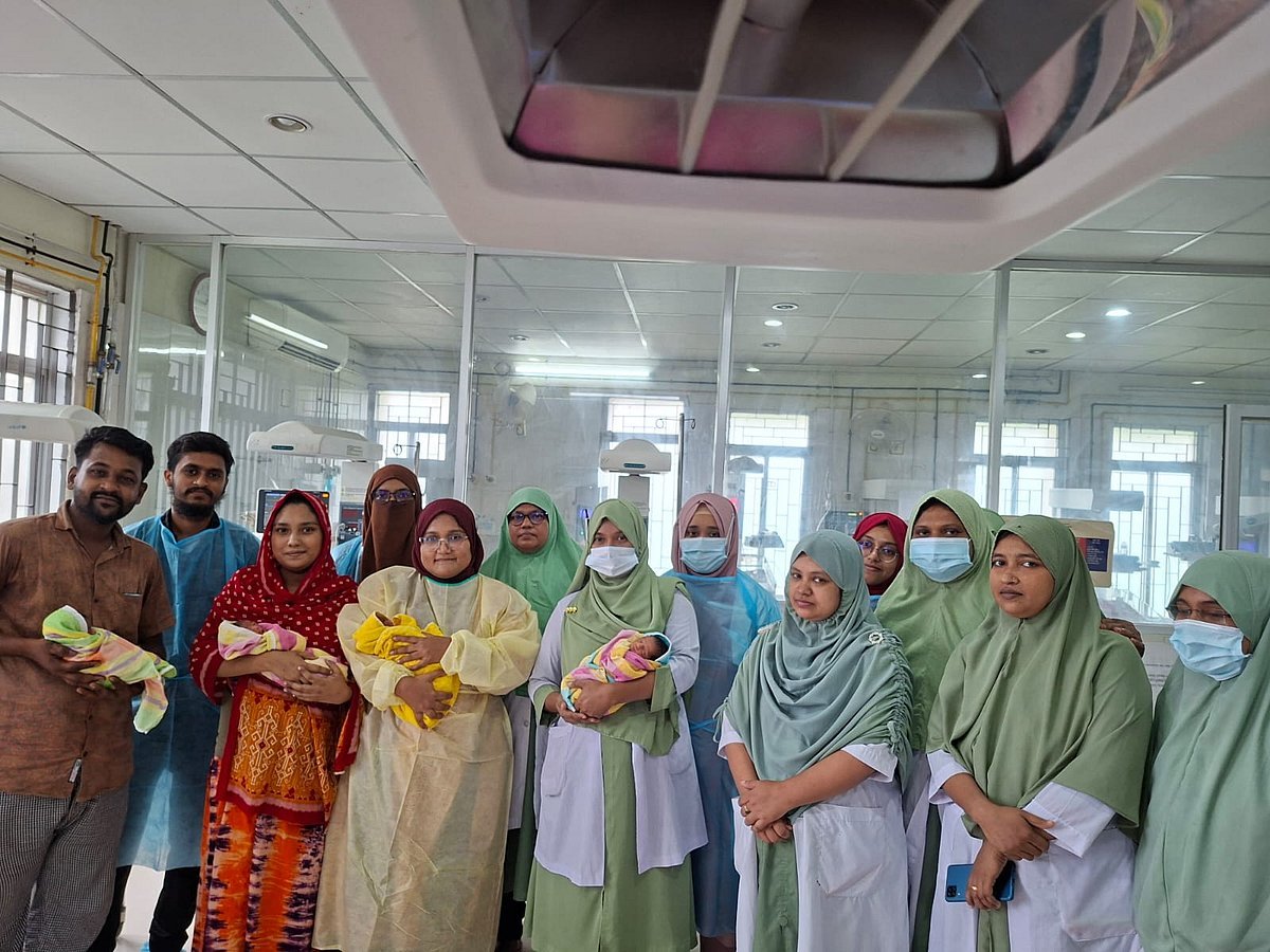 একসঙ্গে জন্ম নেওয়া চার সন্তান নিয়ে হিমশিম খাচ্ছেন চা–দোকানি বাবা