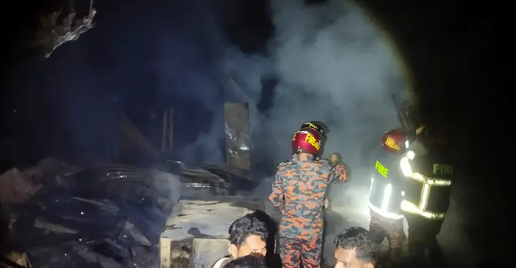 আগুন কেড়ে নিলো তিন ভাইয়ের মাথা গোঁজার ঠাঁই