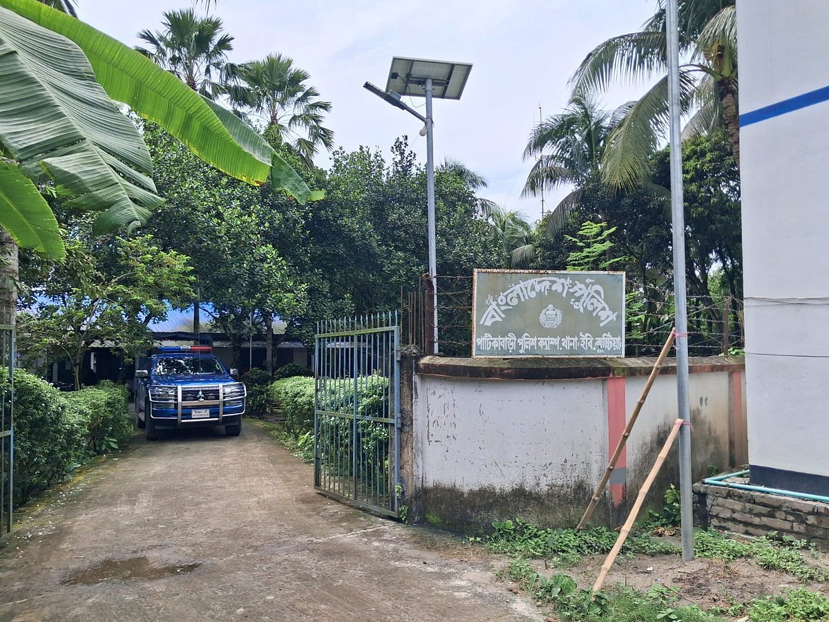 রাতের খাবার খেয়ে ক্যাম্পের ১০ পুলিশ সদস্য অচেতন, হাসপাতালে ভর্তি