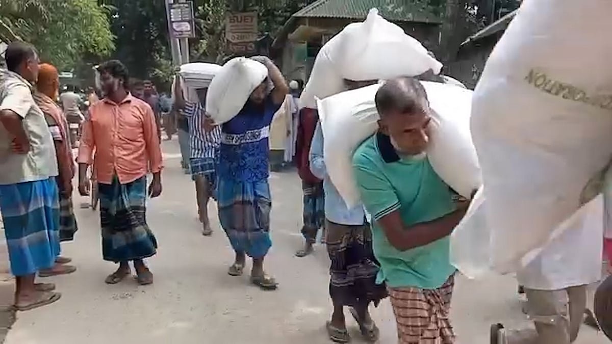ডিলারের গুদাম ভেঙে আবারও সার নিয়ে গেলেন কৃষকেরা, কৃষি কর্মকর্তা অবরুদ্ধ