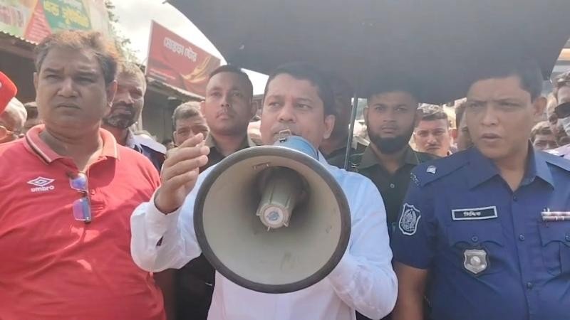 ন্যায্যমূল্যে সারের দাবিতে লালমনিরহাটে মহাসড়ক অবরোধ, দীর্ঘ যানজট