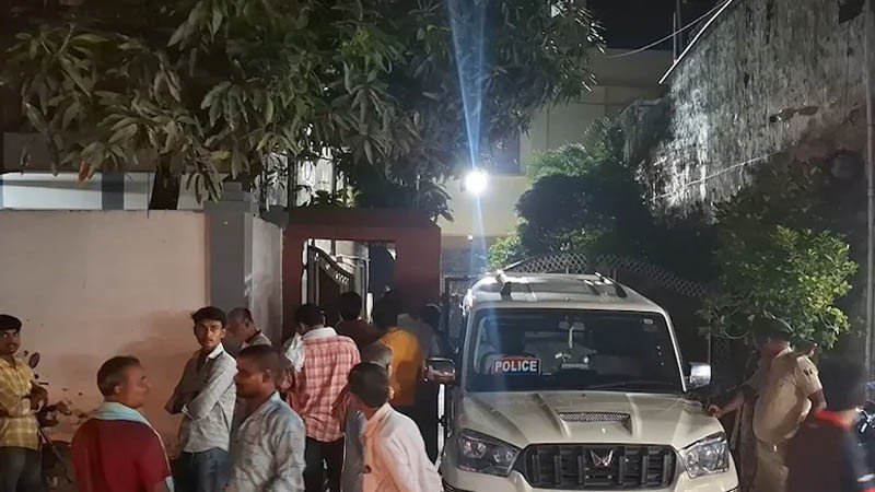 গাড়িতে আটকে রেখে পেট্রোল ঢেলে আগুন, ভারতীয় সেনাসদস্যের মৃত্যু