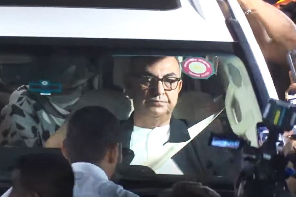 চিকিৎসা নিয়ে সাড়ে পাঁচ মাস পর দেশে ফিরলেন মির্জা আব্বাস