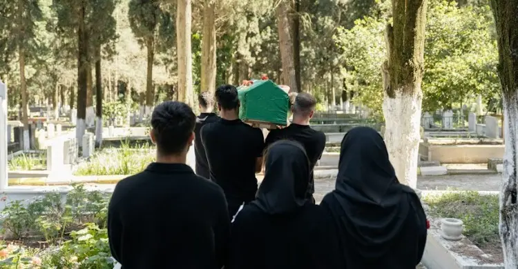 দাফনের পর মৃতকে উপদেশ দেওয়া কি সুন্নত?