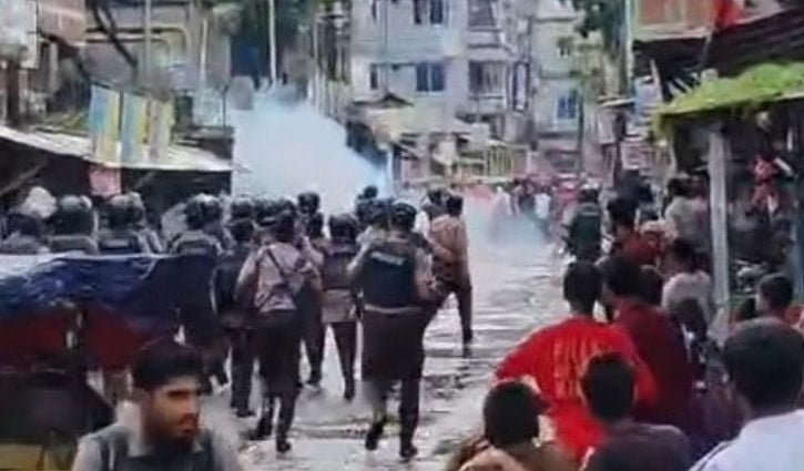 বকেয়া বেতনের দাবিতে শ্রমিকদের বিক্ষোভ, পুলিশের সাউন্ড গ্রেনেড নিক্ষেপ