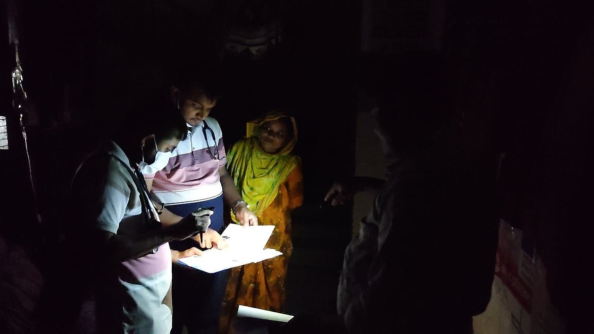 রংপুর মেডিকেলে লোডশেডিংয়ের সময়  চিকিৎসা চলে মুঠোফোনের আলোয়