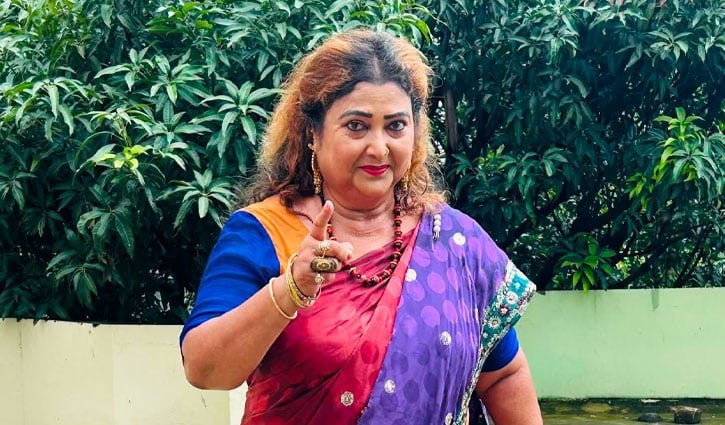 আর কত সহ্য করব, টাকা অনেক কষ্ট করে কামাই: রিনা খান
