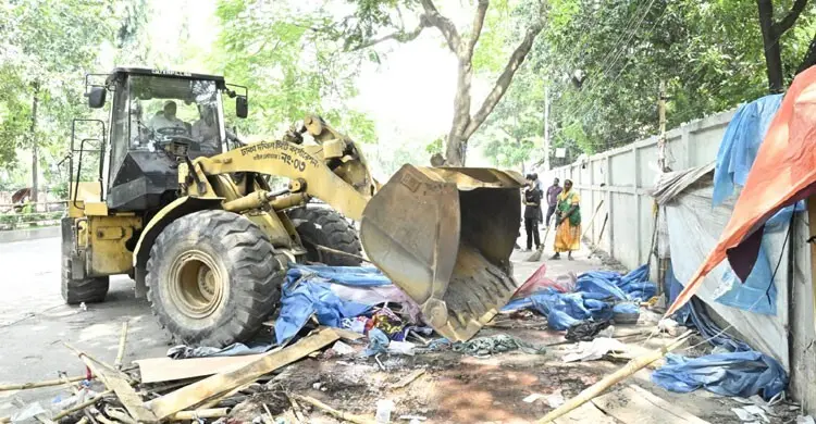 মতিঝিলে ফুটপাত থেকে অবৈধ স্থাপনা উচ্ছেদ