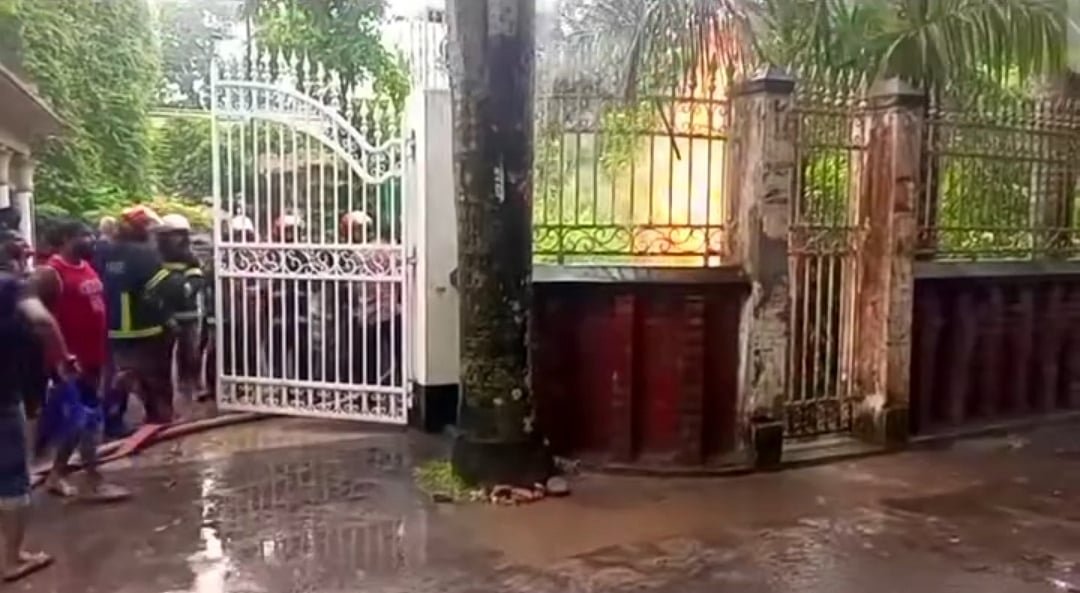 সিরাজগঞ্জে বজ্রপাতে বিদ্যুৎমন্ত্রীর বাসভবনের গ্যাসলাইনে অগ্নিকাণ্ড