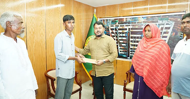 থাই গ্লাসের দোকানে কাজ করে জিপিএ-৫ পাওয়া ফাহিমের পাশে রাসিক প্রশাসক