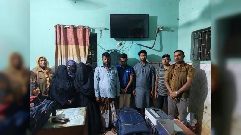 নোয়াখালীতে দুই হোটেলে ডিবির অভিযান, গ্রেপ্তার ৮