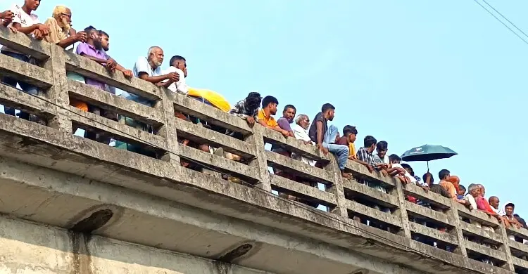 রংপুরে ঐতিহ্যবাহী নৌকা বাইচ দেখতে মানুষের ঢল