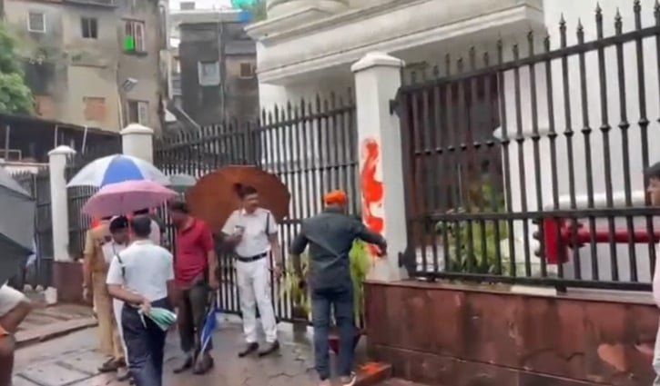 আনন্দবাজার পত্রিকার প্রবেশদ্বারের থামে গেরুয়া রং লেপে দিল হিন্দুত্ববাদীরা