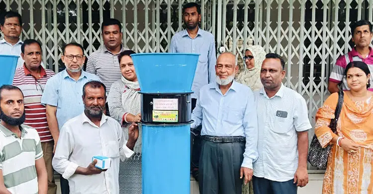 পেঁয়াজ পচন ঠেকাতে কৃষকদের মাঝে এয়ারফ্লো মেশিন বিতরণ