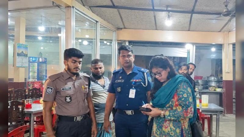 বুড়িচংয়ে অস্বাস্থ্যকর পরিবেশে খাবার পরিবেশন, হোটেলকে জরিমানা