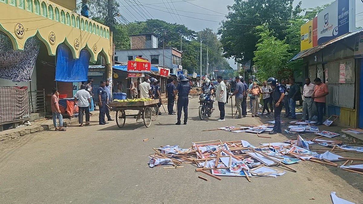 সীতাকুণ্ডে প্রতিষ্ঠাবার্ষিকী ঘিরে বিএনপির দুই পক্ষের সংঘর্ষ, ককটেল বিস্ফোরণ ও মহাসড়ক অবরোধ