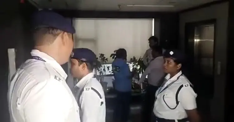 মমতার ভাতিজা অভিষেকের বাড়িতে আগুন জ্বালিয়ে কী দেখল পুলিশ?