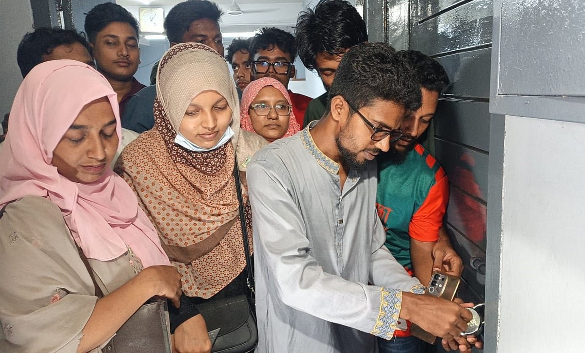 বরিশাল সিভিল সার্জনের কক্ষে তালা, পদায়ন বাতিলের দাবি