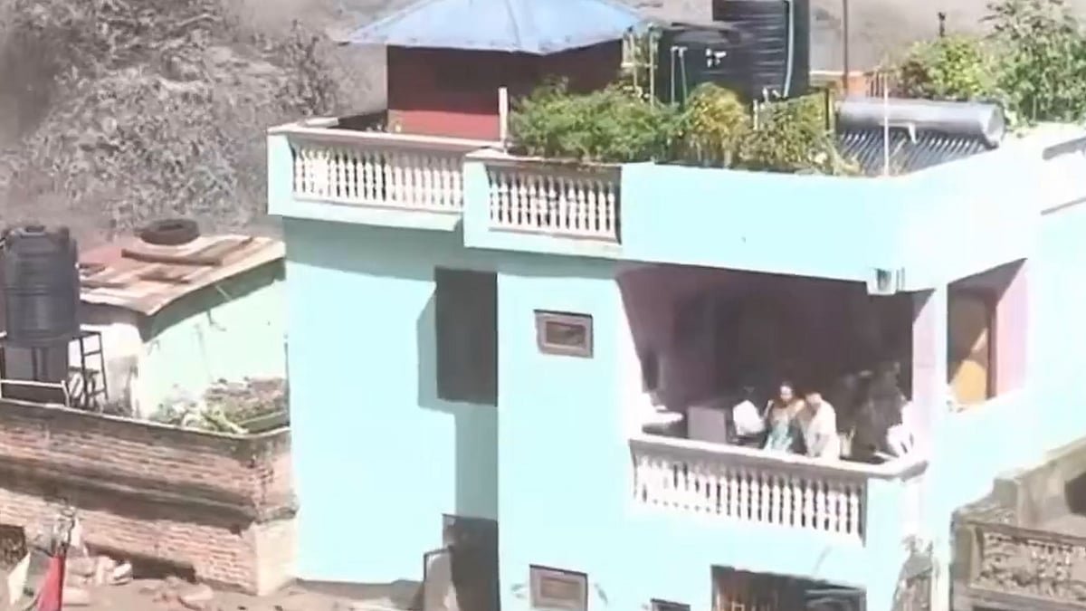 নেপালের সবুজ বাড়ির বারান্দা থেকে যেভাবে উদ্ধার হলেন সবাই