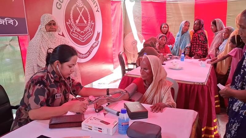 সেবা পেলেন ৫ শতাধিক মানুষ জয়পুরহাটে সীমান্তে বিজিবির দিনব্যাপী ফ্রি মেডিকেল ক্যাম্প