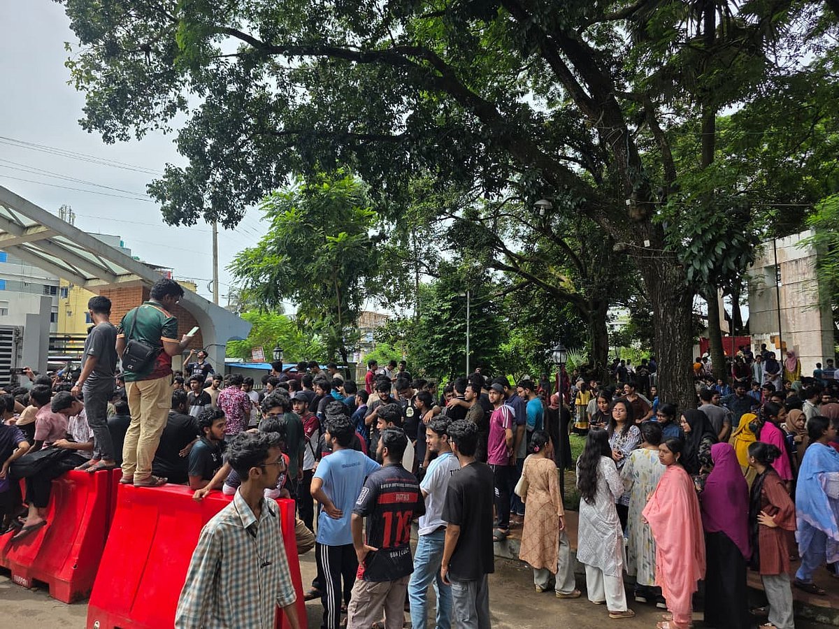 চুয়েটে উপাচার্য পরিবর্তনের প্রতিবাদে ‘কমপ্লিট শাটডাউন’, মূল ফটকে তালা