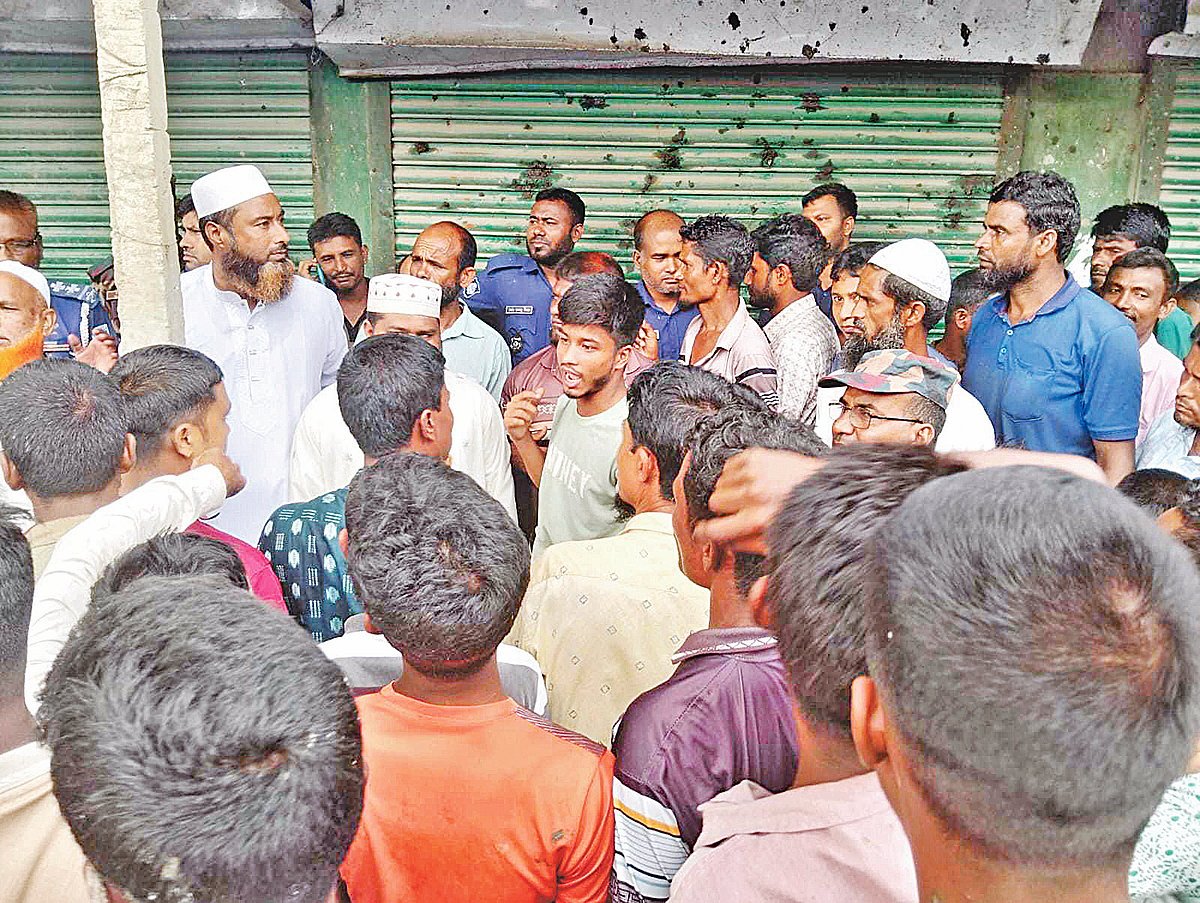 সার না পাওয়ার অভিযোগে উলিপুরের কৃষি কর্মকর্তাকে অবরুদ্ধ, পরে উদ্ধার