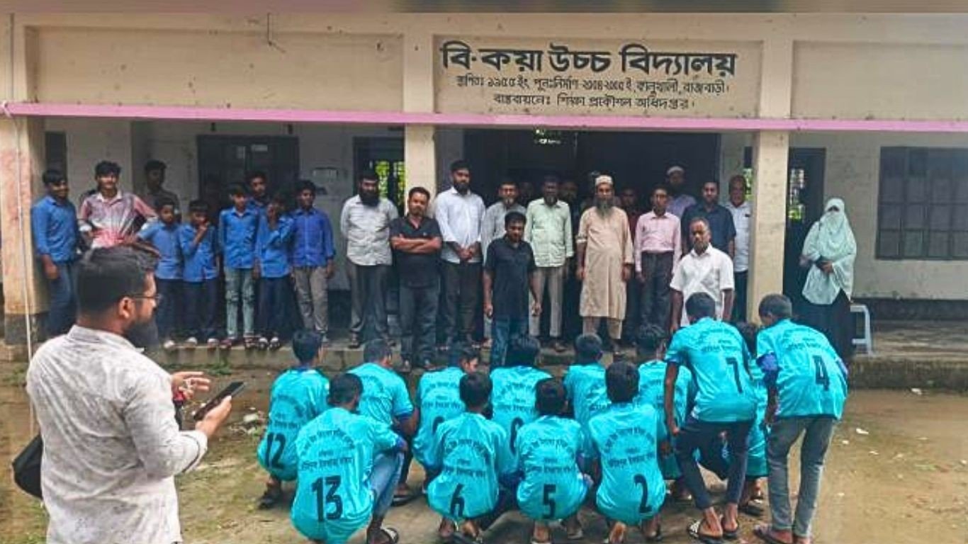 সাওরাইলে ৩ শিক্ষা প্রতিষ্ঠানে ক্রীড়া সামগ্রী বিতরন করলেন চেয়ারম্যান প্রার্থী বাধন