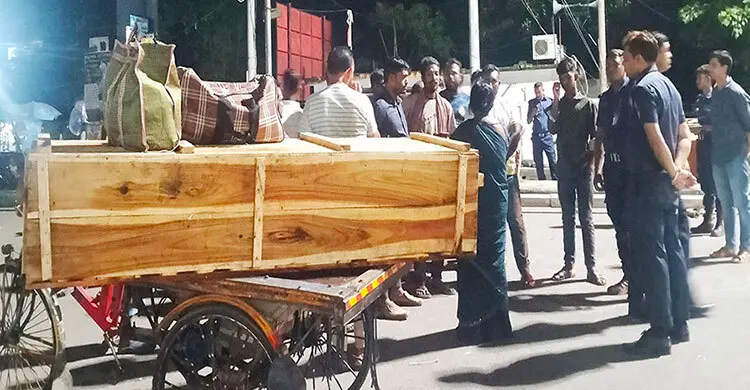 স্বামীর মরদেহ নিয়ে বিপাকে স্ত্রী, বাংলাদেশিদের সহায়তায় ফিরলেন ভারতে