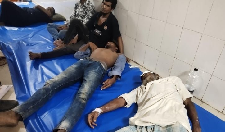 ভোলায় সালিশে দেরিতে যাওয়ায় সন্তানের সামনে বাবাকে পিটিয়ে রক্তাক্ত, ভিডিও ভাইরাল