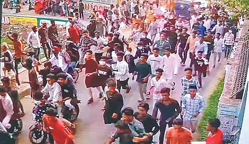 কুমিল্লায় টিকটক ভিডিও ঘিরে বড় হচ্ছে ‘কিশোর গ্যাং’, অস্ত্র নিয়ে মহড়া