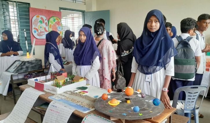 শিক্ষা মেলায় সাদিকার হাতে ছোট্ট সৌরজগত
