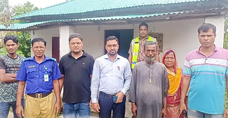 আশ্রয়ণ প্রকল্পের পাকা ঘরে ঠাঁই পেলেন আমির দম্পতি