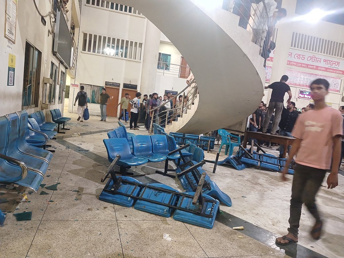 শিক্ষার্থীকে মারধরের প্রতিবাদে আম্মারের উপস্থিতিতে রাজশাহী রেলস্টেশনে ভাঙচুর, চারজনকে সাময়িক বরখাস্ত