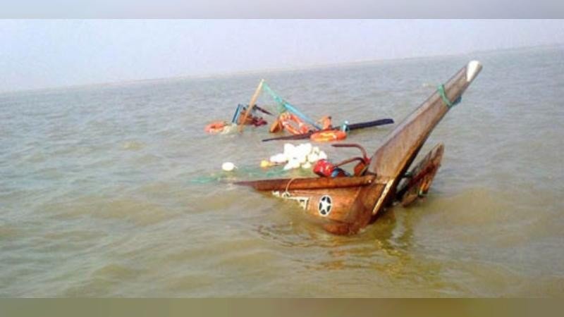 মহেশখালীতে মাছ ধরার ট্রলার ডুবে ২ জেলের মৃত্যু, নিখোঁজ ২