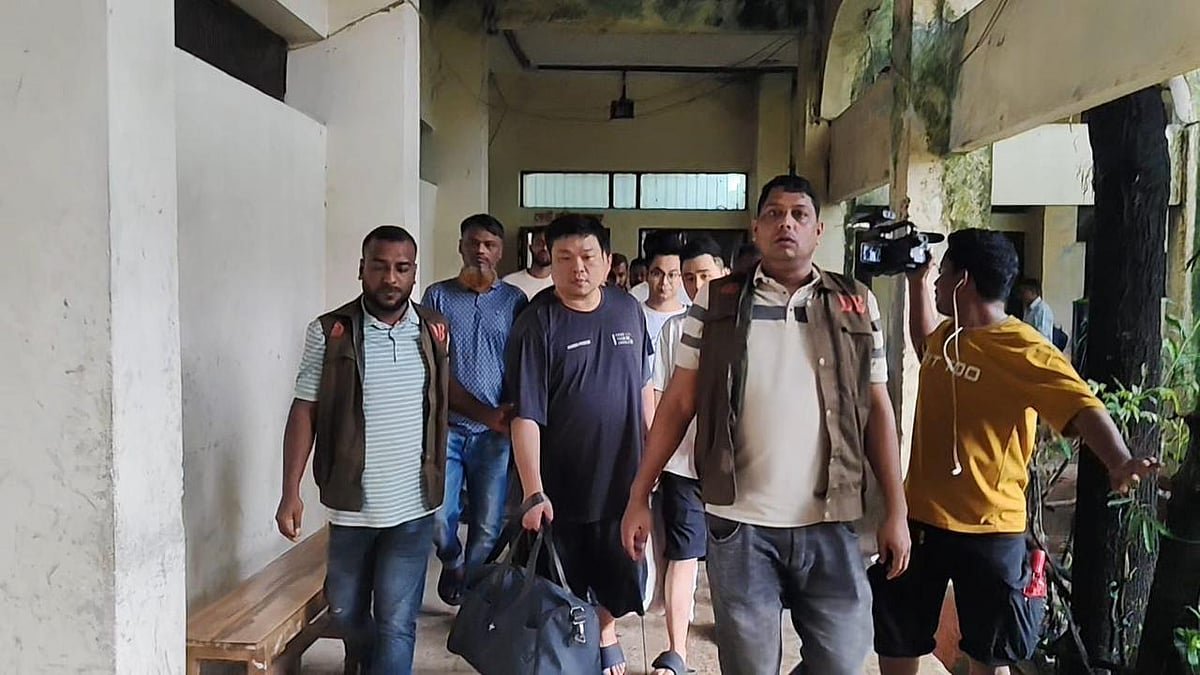 কক্সবাজারের হোটেল থেকে ১,৯৩৮টি আইফোনসহ ছয় চীনা নাগরিক গ্রেপ্তার