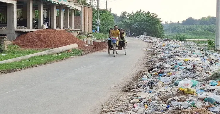 কপোতাক্ষের পাড়ে ময়লার ভাগাড়, দুর্ভোগে পথচারী