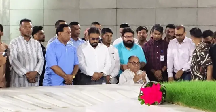 সংসদ থেকে ফেরার পথে জিয়া-খালেদা জিয়ার সমাধিতে মির্জা আব্বাসের শ্রদ্ধা