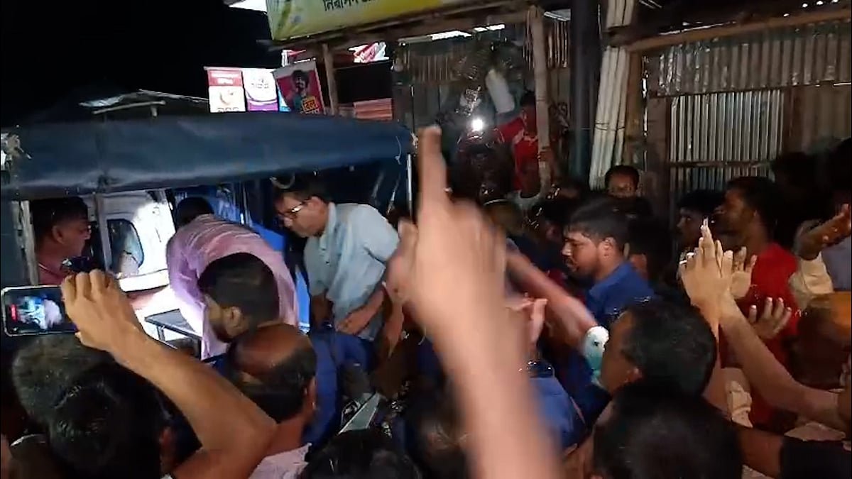 সার না পাওয়ায় কৃষি কর্মকর্তাকে অবরুদ্ধ করে কৃষকদের বিক্ষোভ