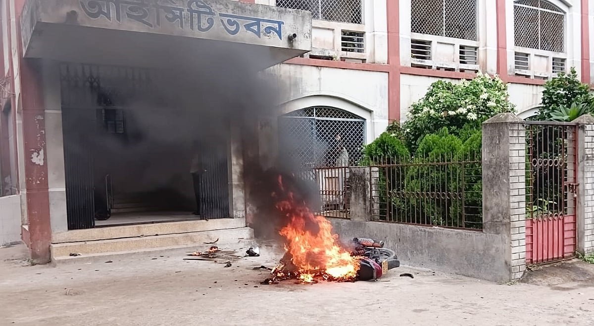 নওগাঁয় দুই বছর পর কলেজে যোগ দিতে গিয়ে হামলার শিকার অধ্যক্ষ