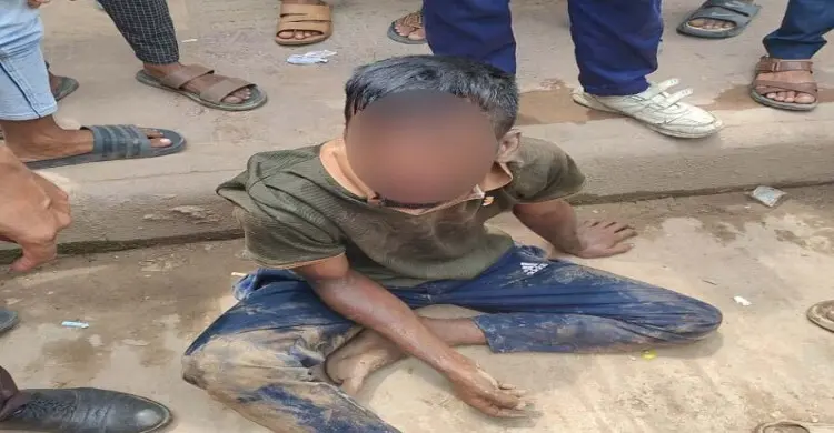 নারীর কানের দুল ছিনিয়ে গিলে ফেলার চেষ্টা, ট্রাফিক পুলিশের হাতে আটক