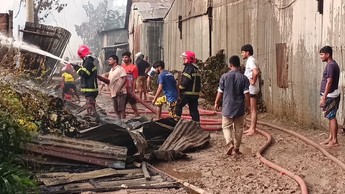 গাজীপুরে ঝুটের গোডাউনে লাগা আগুন চার ঘণ্টা পর নিয়ন্ত্রণে